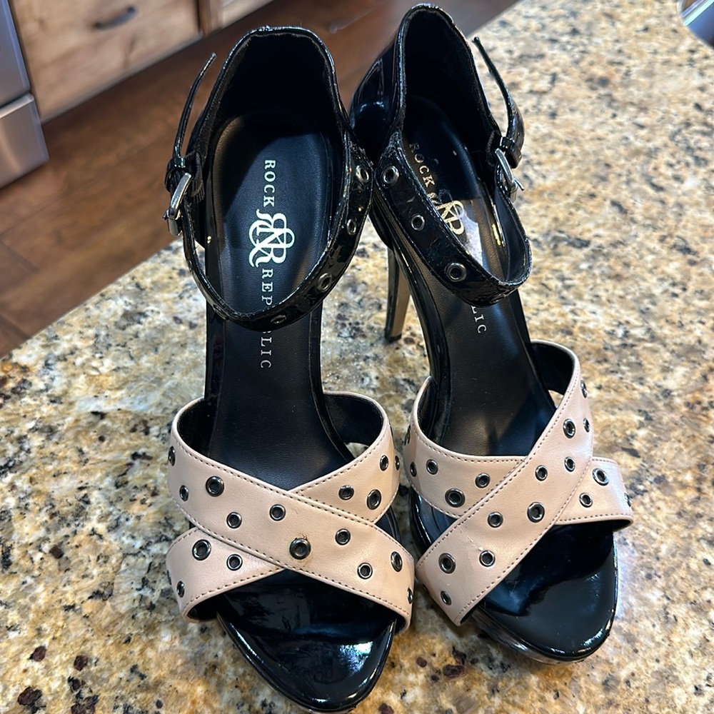 Rock Republic heels patent leather heel nude color decorative straps front 91/2